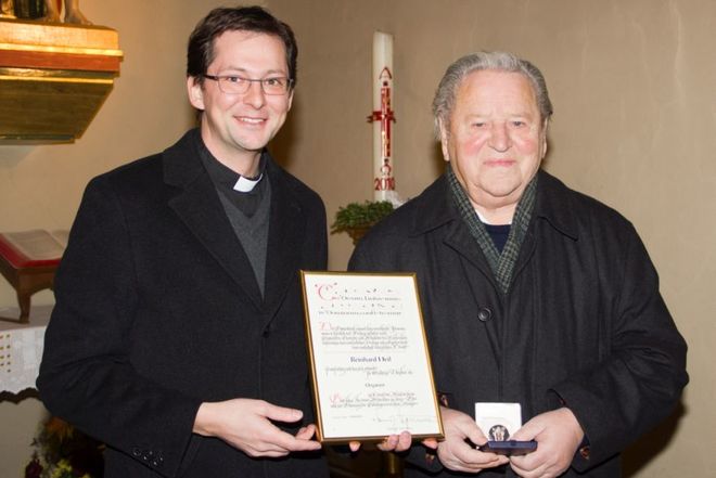 Kaplan Thomas Renze mit Organist Reinhard Heil, Foto: Michael Haeuser